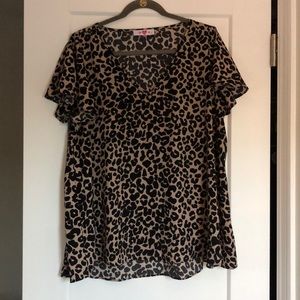 Buddy Love cheetah v-neck with flowy semicap sleeve; SIZE LARGE